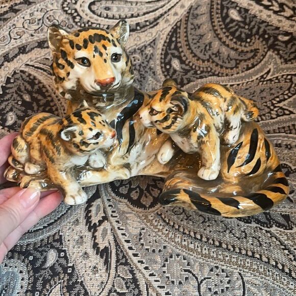 ENESCO ANTIQUE Tiger Mom & Cubs